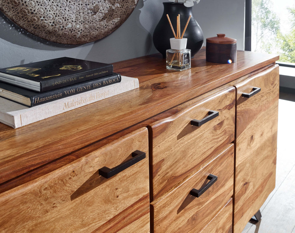 Stilvolles Sheesham Sideboard mit Baumkanten-Design_ 145x82x45 cm_ Metallgestell - KADIMA DESIGN_Größe_ 145x45x82 cm_