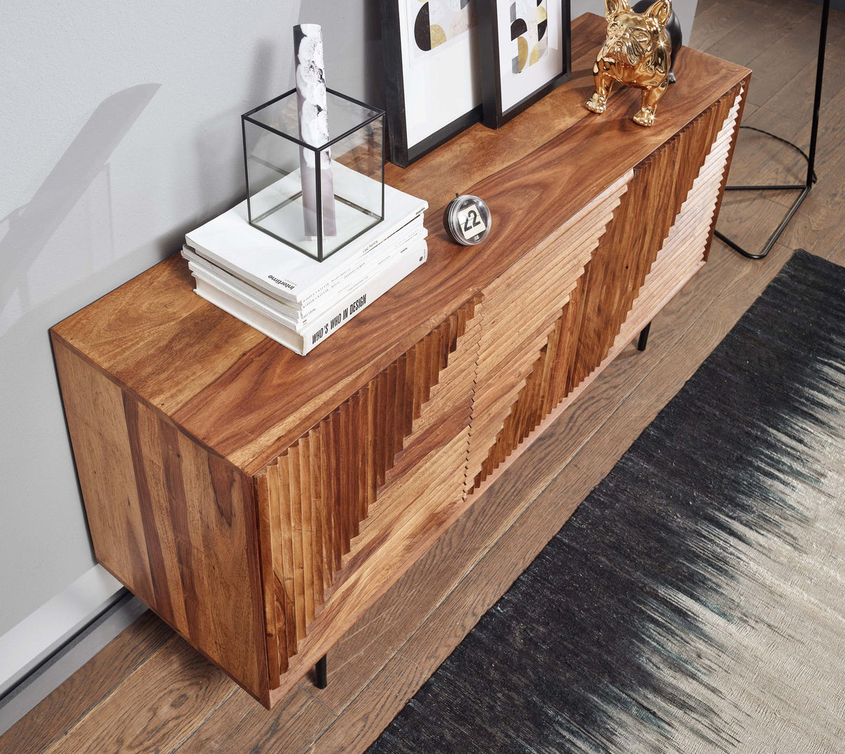 Modernes Sideboard aus Holz mit grafischer Front und schwarzem Gestell – erhältlich im Kadima Design Online Shop_