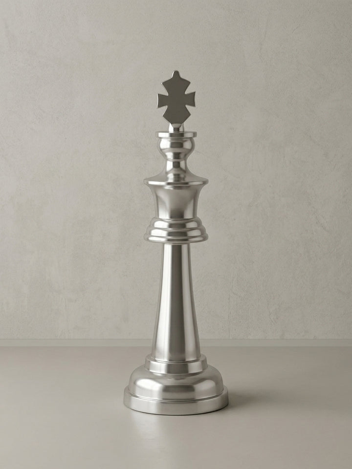 Poliertes Aluminium aus weichem Samt auf neutralem Betonhintergrund Frontalansicht 22x22x70 cm_
