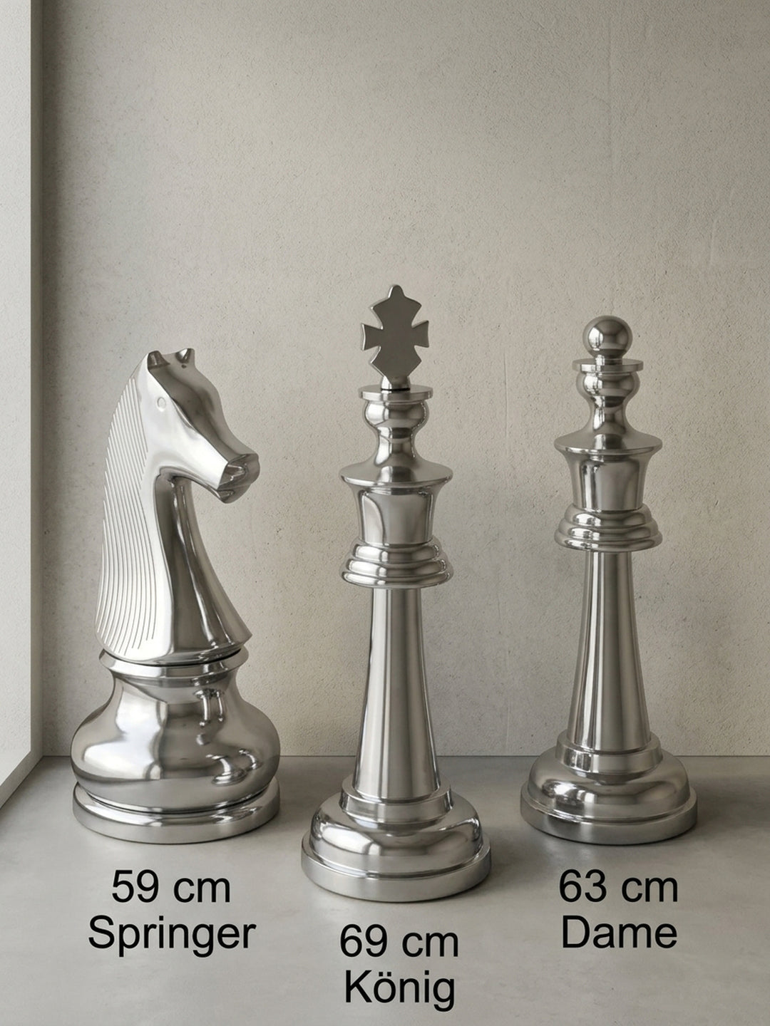 Poliertes Aluminium Samt in perspektivischer Ansicht zeigt Form und Proportionen 22x22x70 cm auf Studiohintergrund_
