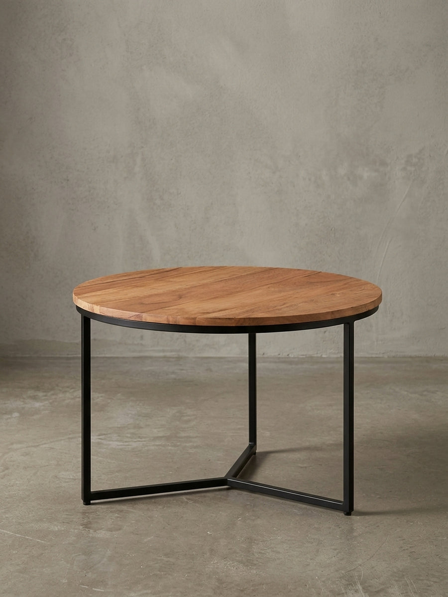 Seitliche Profilansicht des Wohnzimmertisches, die die geringe Höhe von 38 cm und die schlanke Silhouette der Tischplatte und Beine deutlich macht._