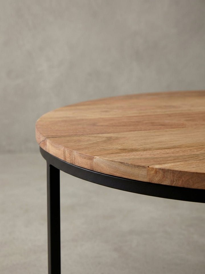 Kompakter Kaffeetisch 60x38 cm aus einer leicht erhöhten Perspektive, ideal für kleine Wohnzimmer, mit einer Tischplatte aus Akazie Massivholz._