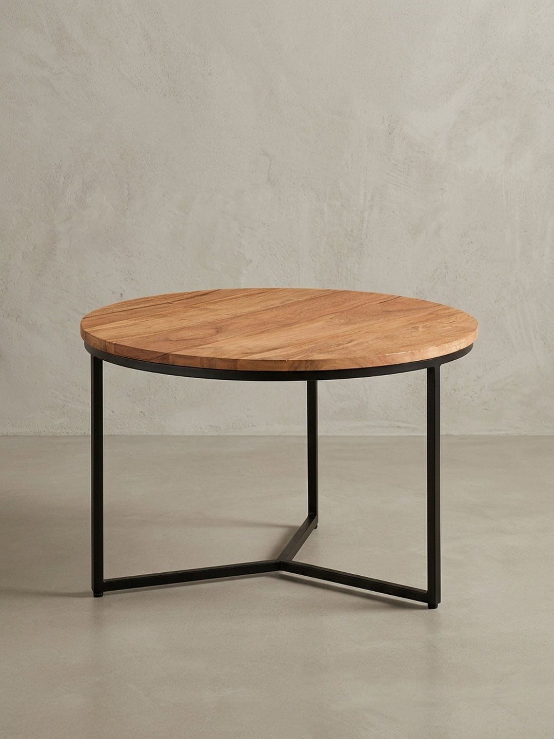 Gesamtüberblick des runden Couchtisches aus Holz und Metall, der die zeitlose Materialkombination und das funktionale Design für das Wohnzimmer zeigt._