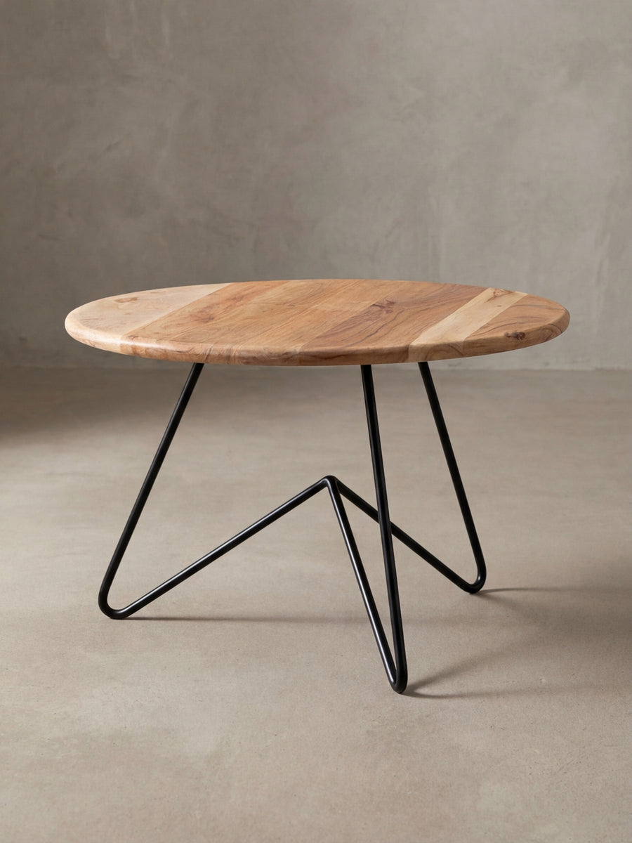 Gesamtübersicht des Couchtisches aus Akazie Massivholz und Metall, der eine zeitlose Materialkombination für ein modernes Wohnzimmer-Ambiente darstellt._