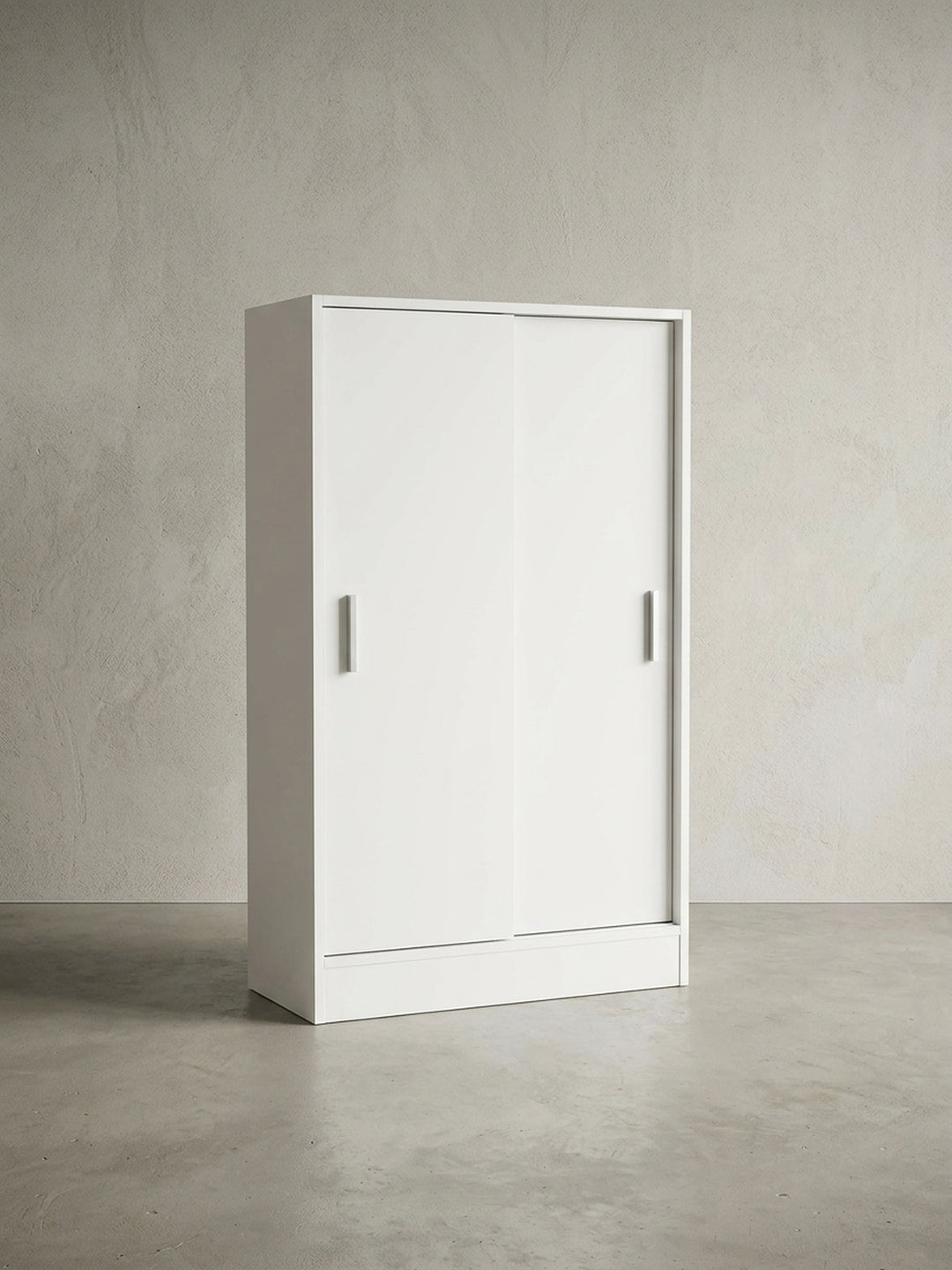 Frontalansicht des weißen Mehrzweckschranks WL5.817. Der 108cm hohe Holzschrank zeigt ein minimalistisches Design mit zwei praktischen Schiebetüren und flachem Sockel._