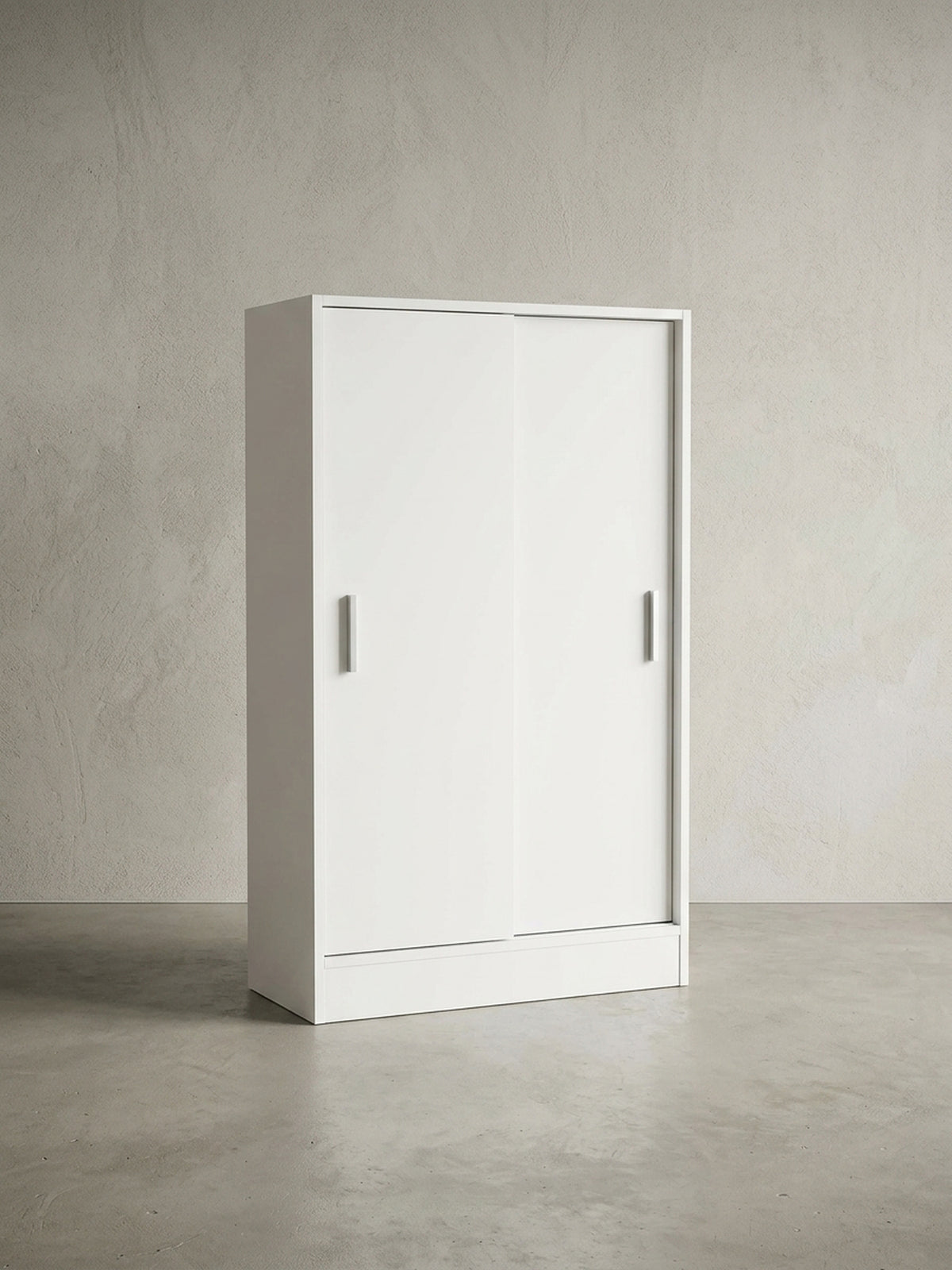 Frontalansicht des weißen Mehrzweckschranks WL5.817. Der 108cm hohe Holzschrank zeigt ein minimalistisches Design mit zwei praktischen Schiebetüren und flachem Sockel._
