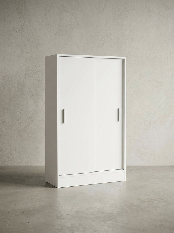 Frontalansicht des weißen Mehrzweckschranks WL5.817. Der 108cm hohe Holzschrank zeigt ein minimalistisches Design mit zwei praktischen Schiebetüren und flachem Sockel._