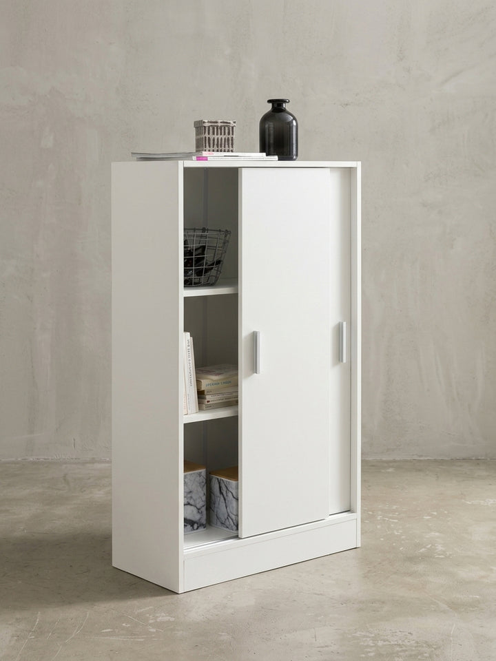 Leicht geöffnete Schiebetür des weißen Aktenschranks offenbart das innere Türfach von 29,5x31x24cm. Der Mehrzweckschrank bietet auf 108cm Höhe viel unsichtbaren Stauraum._