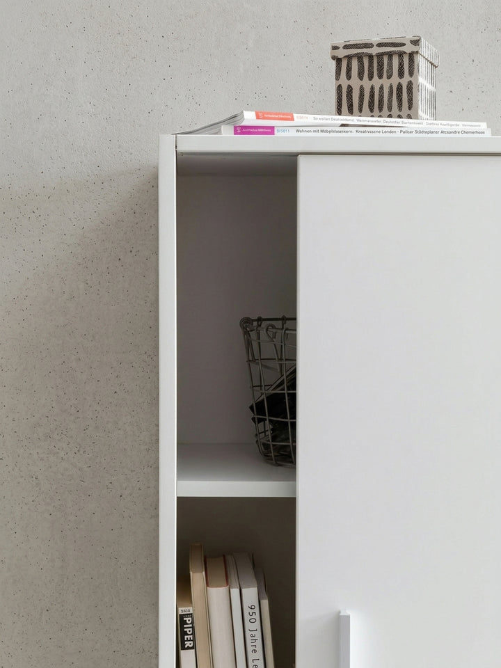 Weißer Schiebetürenschrank mit genauen Maßen: 107,5 cm hoch, 60 cm breit und 28,5 cm tief. Ideal als schmaler Mehrzweckschrank für den Flur oder das Büro._