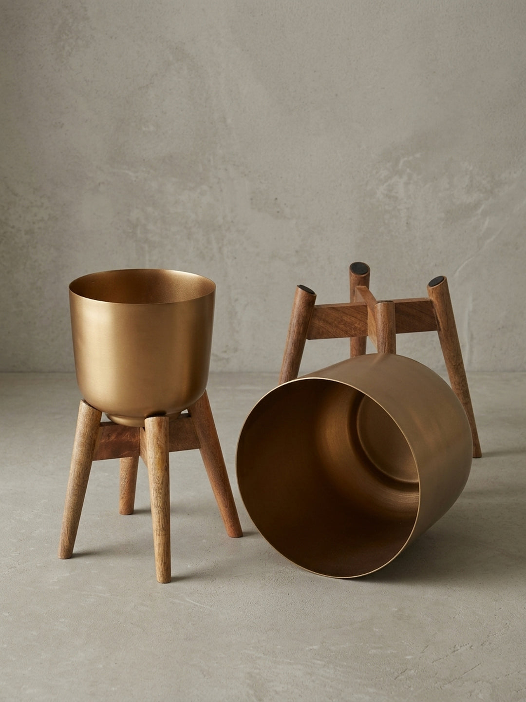 Elegantes Pflanzkübel-Set aus goldfarbenem Aluminium und massivem Mangoholz als Design-Highlight für das moderne Zuhause._