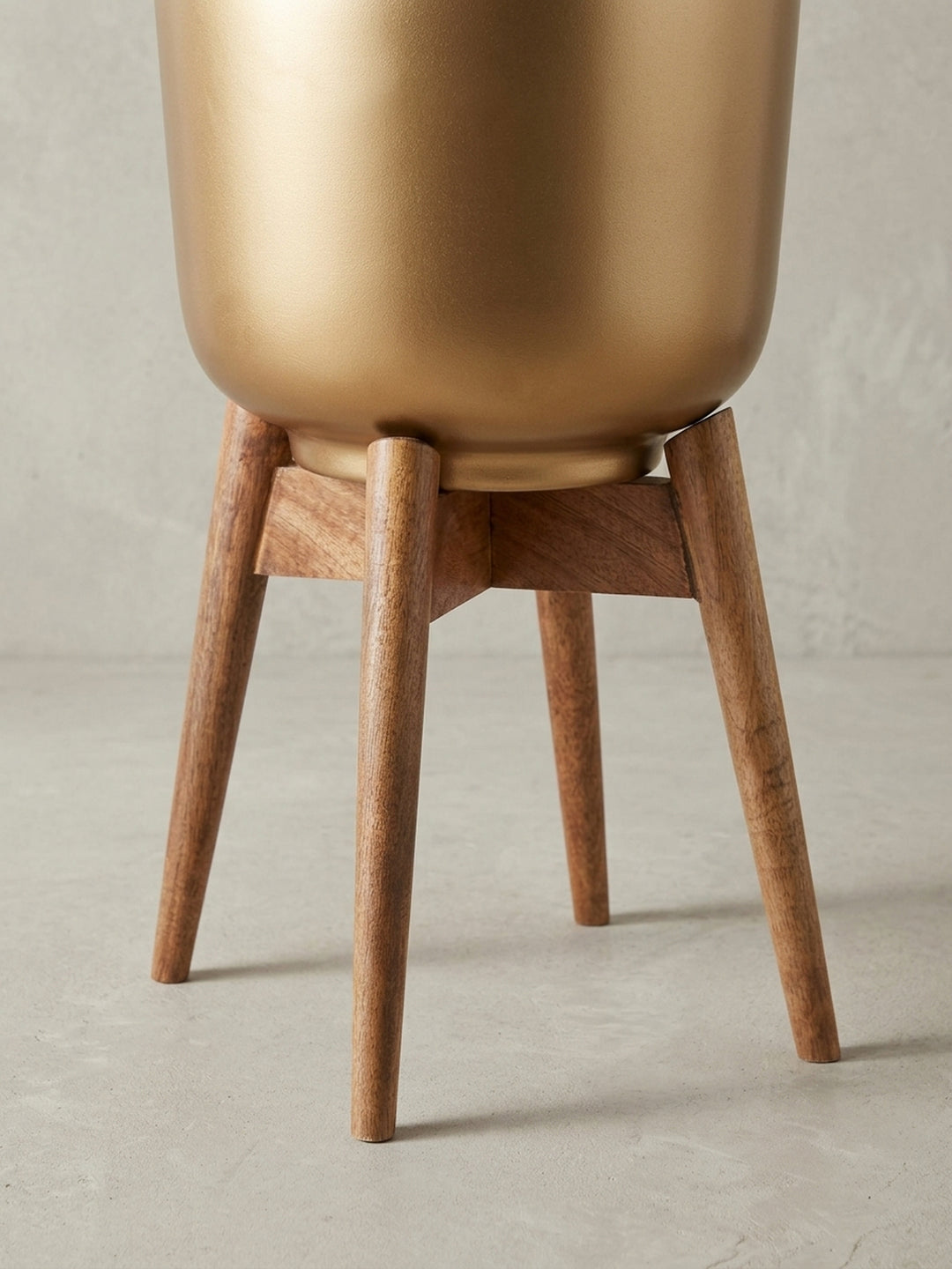 Nahaufnahme des Randes vom runden Metall-Blumentopf in Gold, ideal für die stilvolle Präsentation von Zimmerpflanzen._