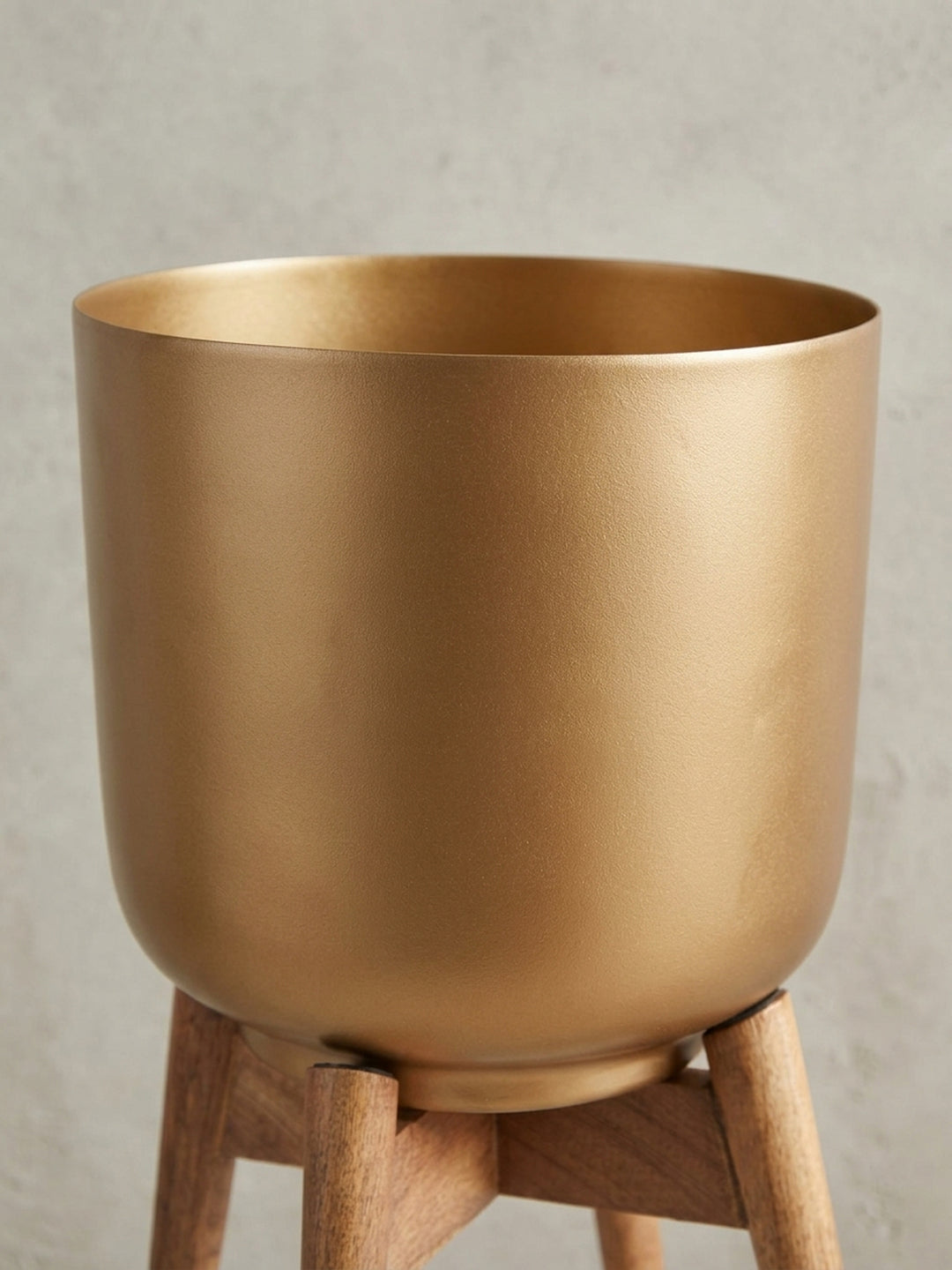 Das Set aus zwei goldenen Übertöpfen in verschiedenen Größen (38 cm &amp; 52 cm) zur flexiblen Dekoration im Innenbereich._