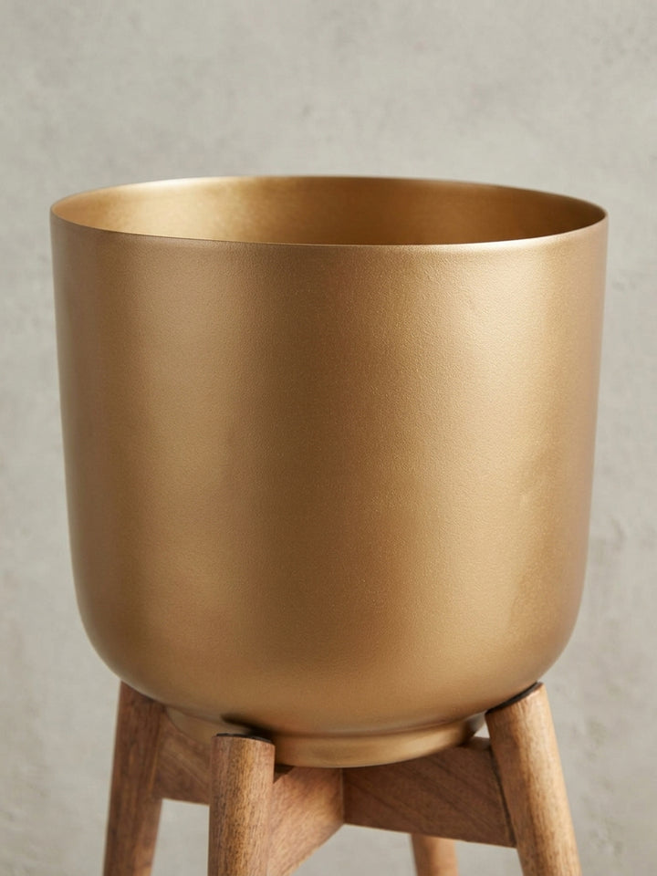 Das Set aus zwei goldenen Übertöpfen in verschiedenen Größen (38 cm &amp;amp; 52 cm) zur flexiblen Dekoration im Innenbereich._