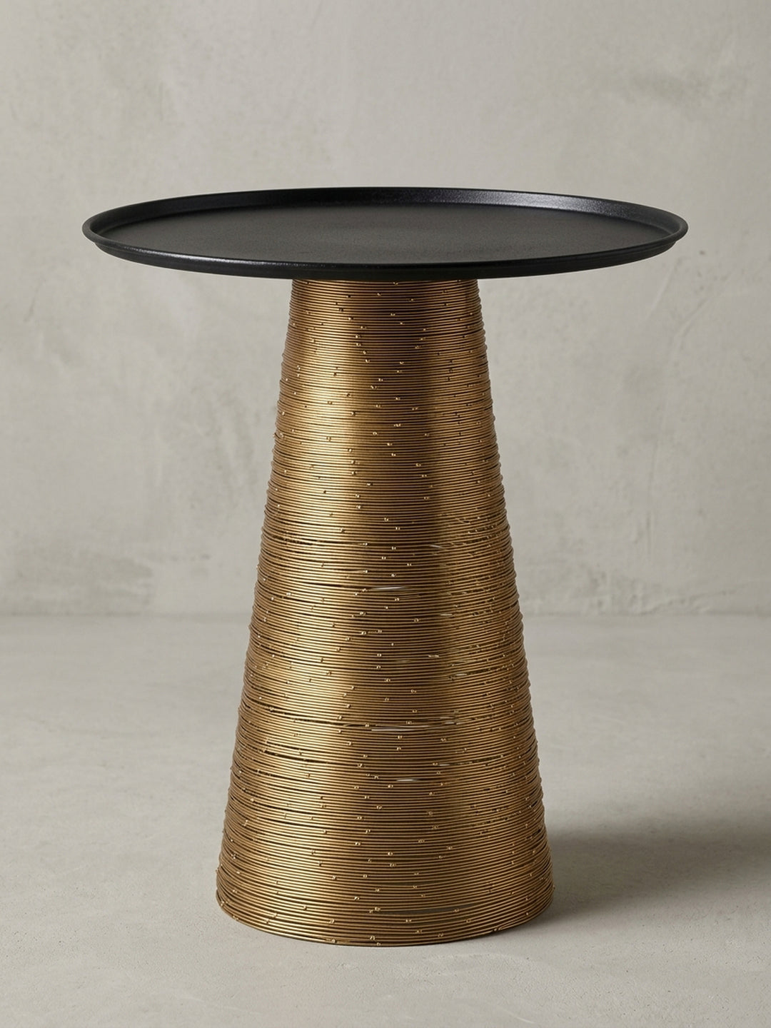 Eleganter Anstelltisch in Gold und Schwarz, 45 cm hoch, in einer 3/4-Ansicht, die die schlanke Silhouette und den Kontrast zwischen glatter Platte und texturiertem Fuß betont._
