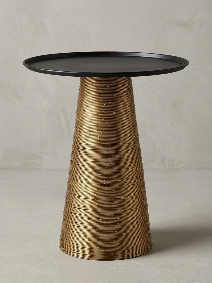 Eleganter Anstelltisch in Gold und Schwarz, 45 cm hoch, in einer 3/4-Ansicht, die die schlanke Silhouette und den Kontrast zwischen glatter Platte und texturiertem Fuß betont._