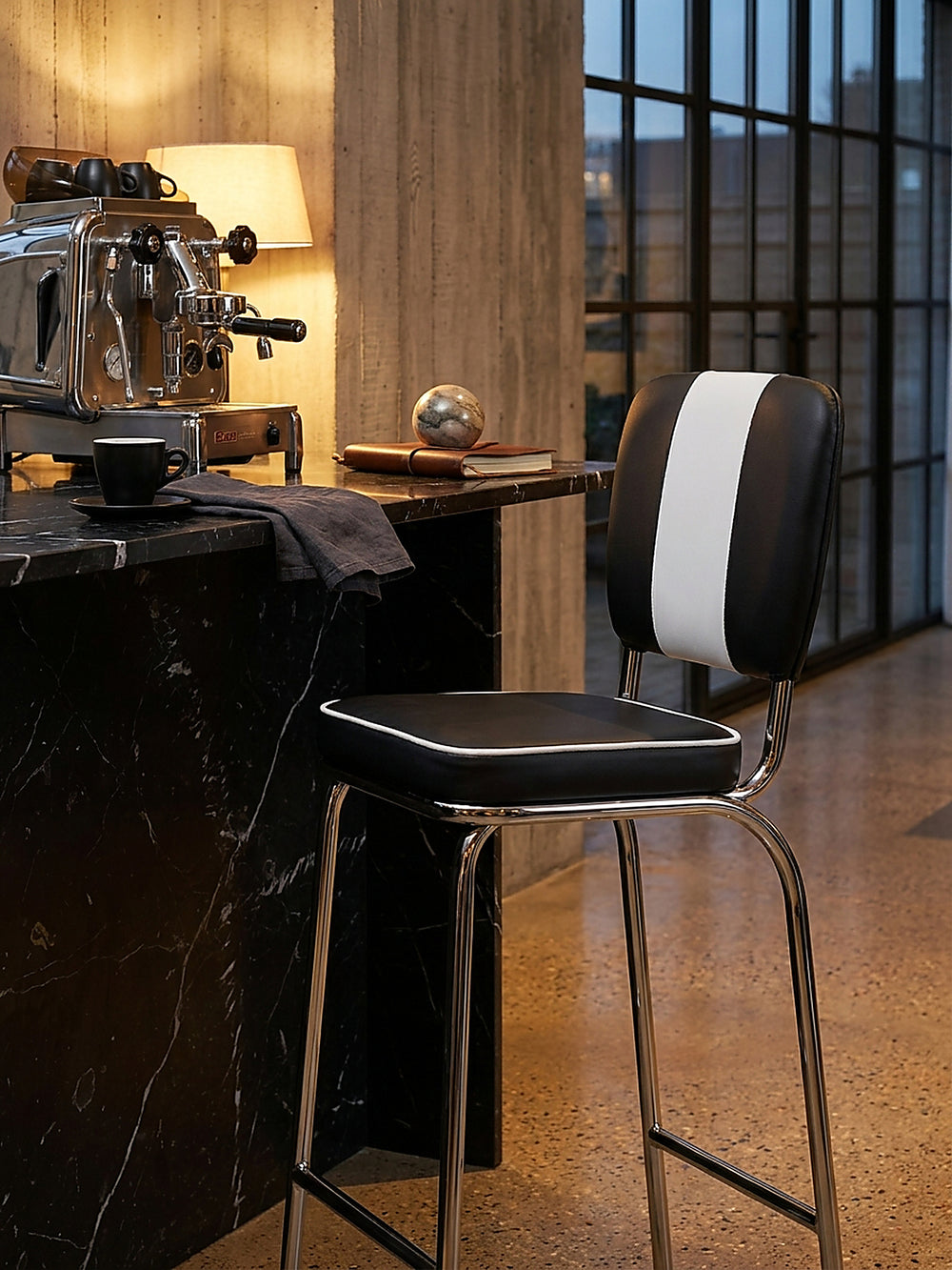 Barhocker aus Kunstleder schwarz im Offene Luxusküche mit Bar-Insel dekoriert mit Wohnaccessoires auf Ein schmaler_