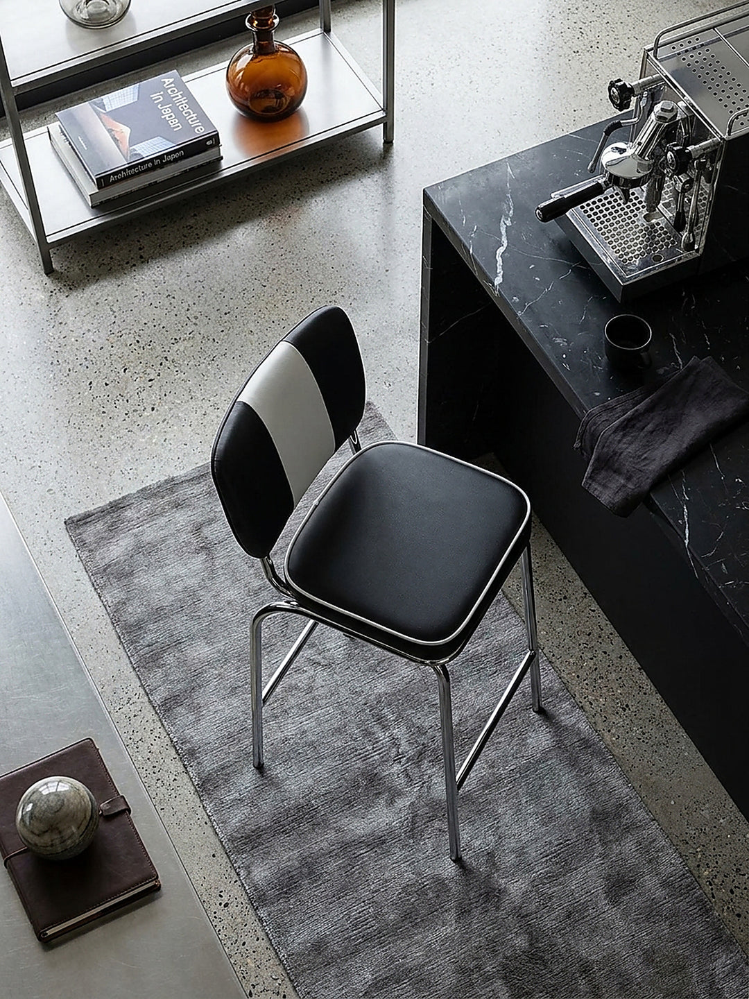 Barhocker Kunstleder schwarz aus der Vogelperspektive in stilvollem Retro Offene Luxusküche mit Bar-Insel auf Ein schmaler_