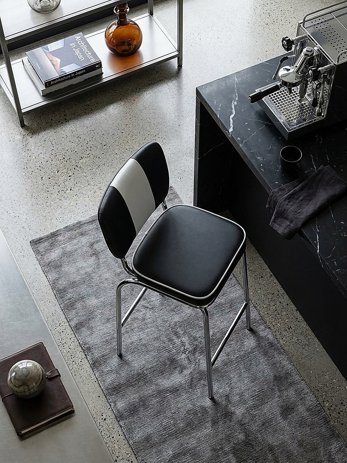 Barhocker Kunstleder schwarz aus der Vogelperspektive in stilvollem Retro Offene Luxusküche mit Bar-Insel auf Ein schmaler