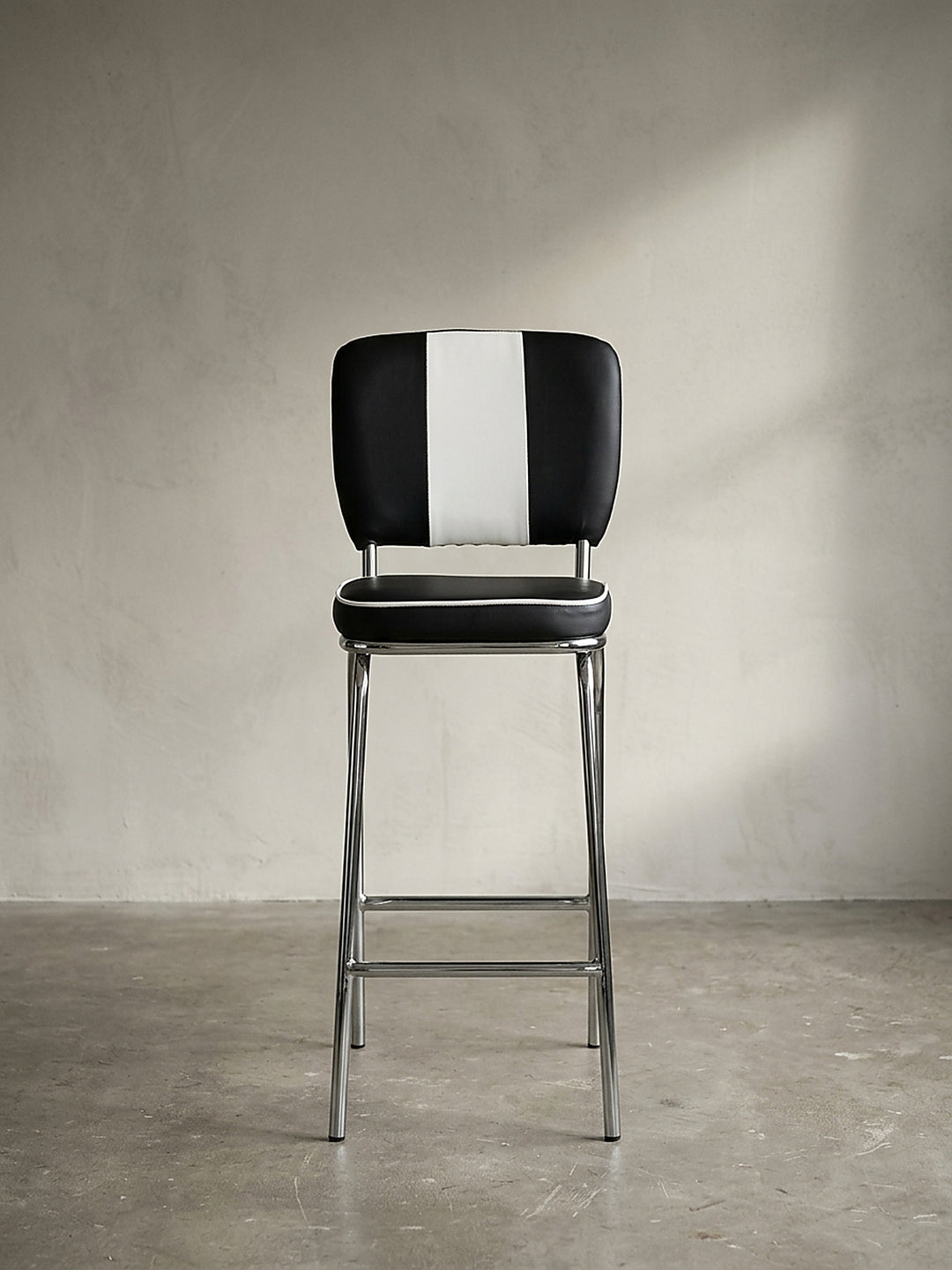 Barhocker Kunstleder schwarz im 3/4-Profil mit klarer Designsprache mit Polsterung_