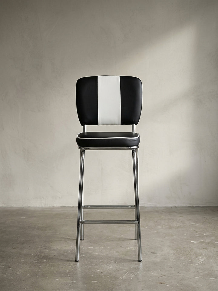 Barhocker Kunstleder schwarz im 3/4-Profil mit klarer Designsprache mit Polsterung_