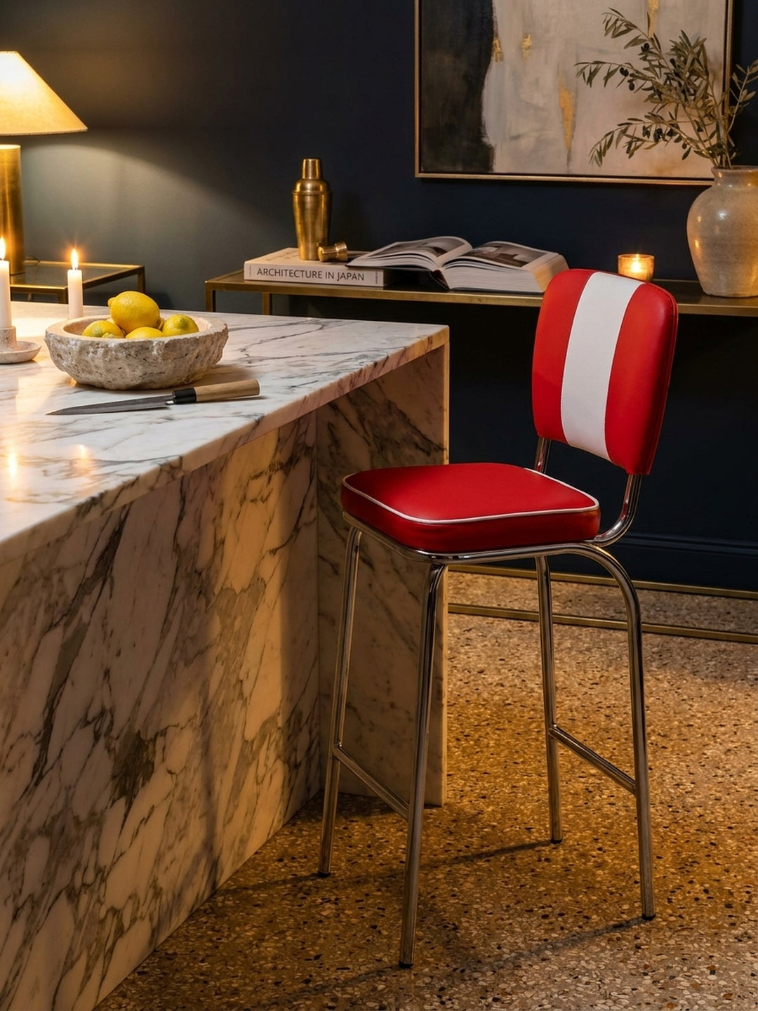 Barhocker aus pflegeleichtem Kunstleder weiß im Einsatz Offene Luxusküche mit Bar-Insel dekoriert mit Styling-Accessoires Wohnatmosphäre mit Polsterung gemütlich eingerichtet Wohnen_