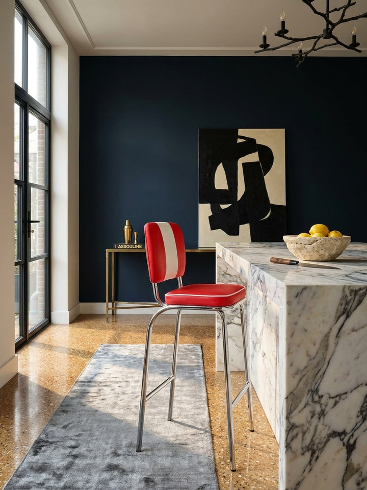 Barhocker Kunstleder weiß 40x38x110 cm kombiniert mit passenden Möbeln Offene Luxusküche mit Bar-Insel Einrichtungsidee Möbelensemble mit Polsterung harmonisch Wohnen Interior Zuhause Design_