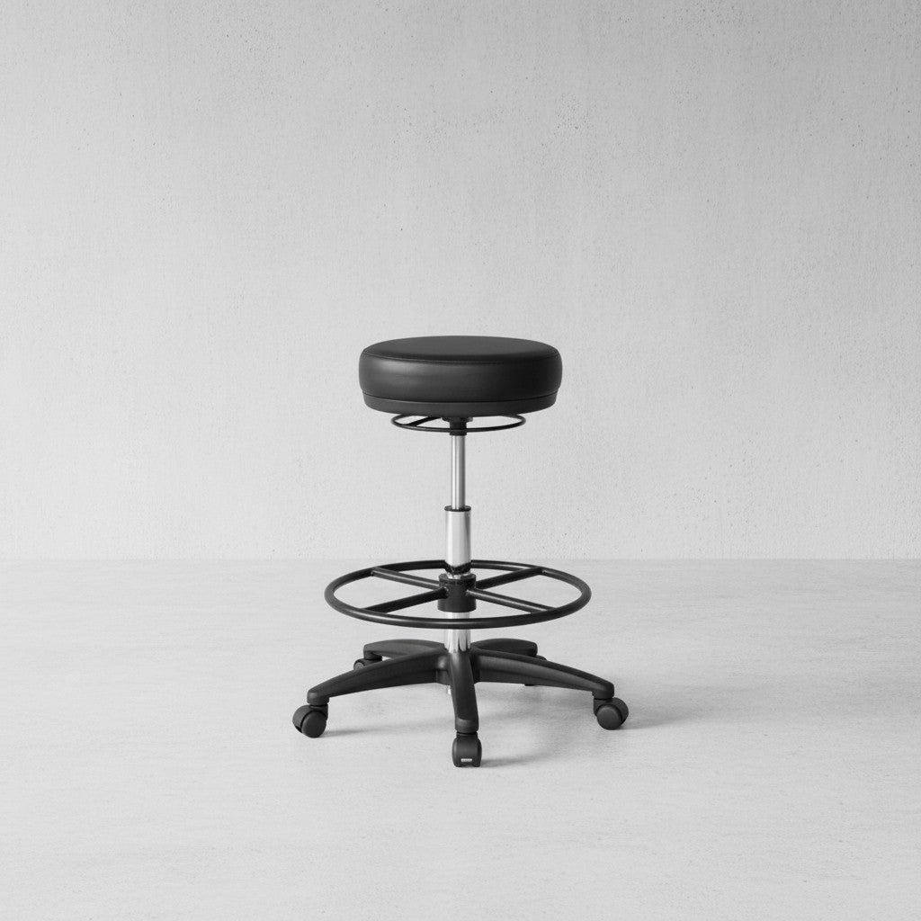 Arbeitshocker Livorno  Höhenverstellbar  Kunstleder-Sitzfläche  Kunststoff-Fußkreuz  drehbare Fußablage  120 kg Belastbarkeit - KADIMA DESIGN Größe  60x60x88 cm