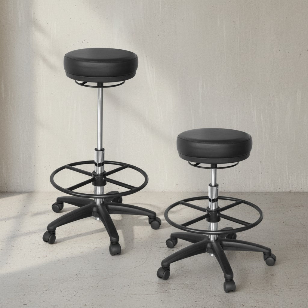 Arbeitshocker Livorno  Höhenverstellbar  Kunstleder-Sitzfläche  Kunststoff-Fußkreuz  drehbare Fußablage  120 kg Belastbarkeit - KADIMA DESIGN Größe  60x60x88 cm