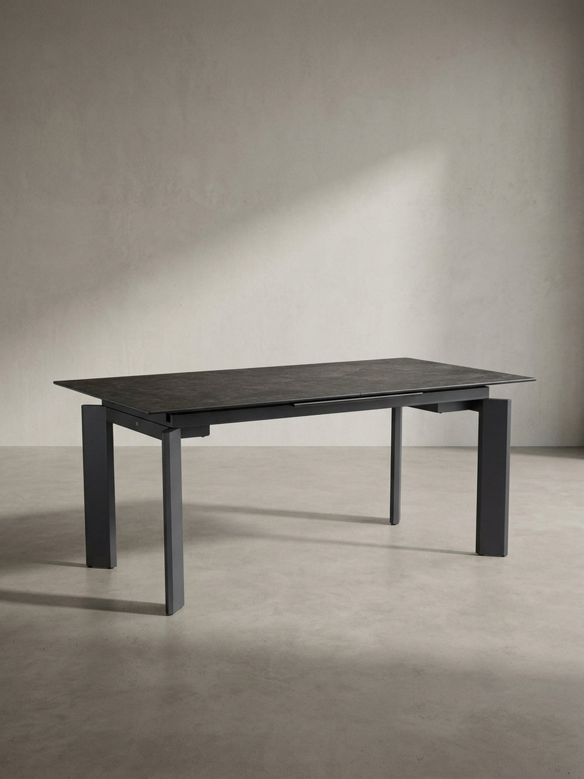 Seitenprofil des 180 cm langen Esstisches aus Keramik und Metall, das die minimalistische Silhouette und die Höhe von 77 cm hervorhebt._