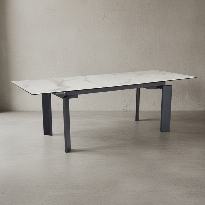 Weißer Esstisch ausziehbar 180-240 cm mit Marmor-Optik Keramik-Glasplatte - elegantes Design für große Esszimmer von Kadima Design_