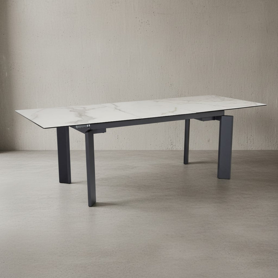 Weißer Esstisch ausziehbar 180-240 cm mit Marmor-Optik Keramik-Glasplatte - elegantes Design für große Esszimmer von Kadima Design_