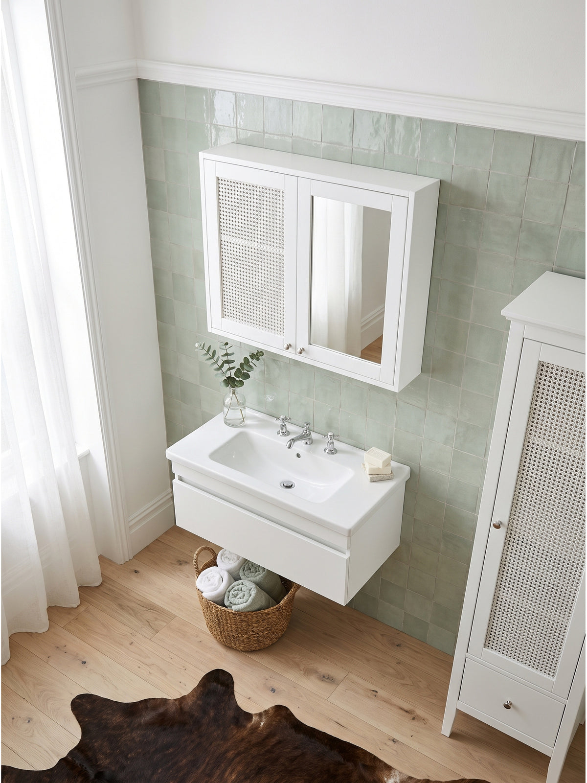 Wandhängender Badschrank mit 60x50 cm großem Korpus und platzsparender Tiefe von 15 cm flächenbündig über der Armatur im minimalistischen Badezimmer arrangiert._