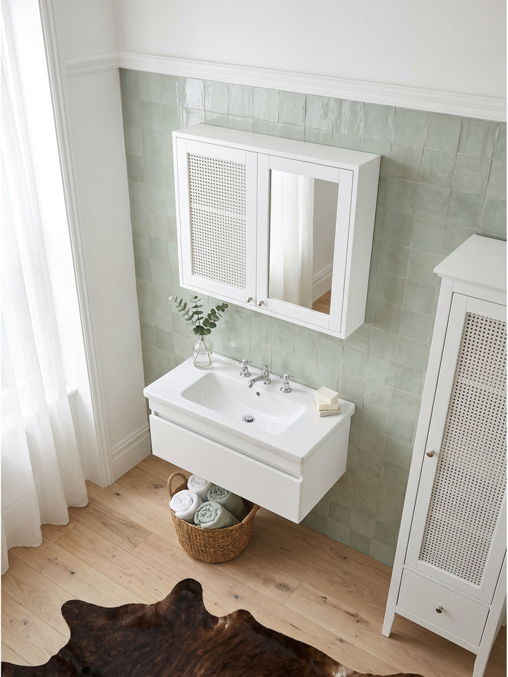 Wandhängender Badschrank mit 60x50 cm großem Korpus und platzsparender Tiefe von 15 cm flächenbündig über der Armatur im minimalistischen Badezimmer arrangiert._