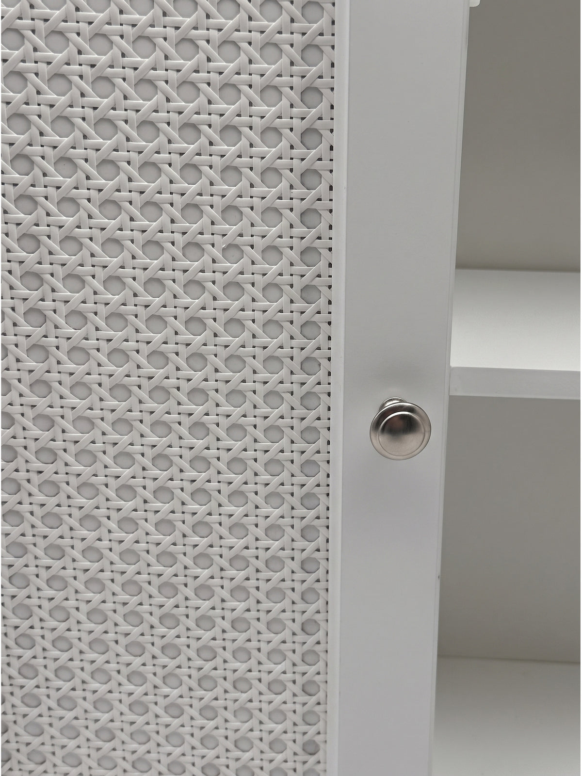 Harmonische Kombination aus kühlem Spiegelglas und wärmendem Naturrattan beim kompakten 60 cm breiten Wandschrank für moderne Waschplatzlösungen._