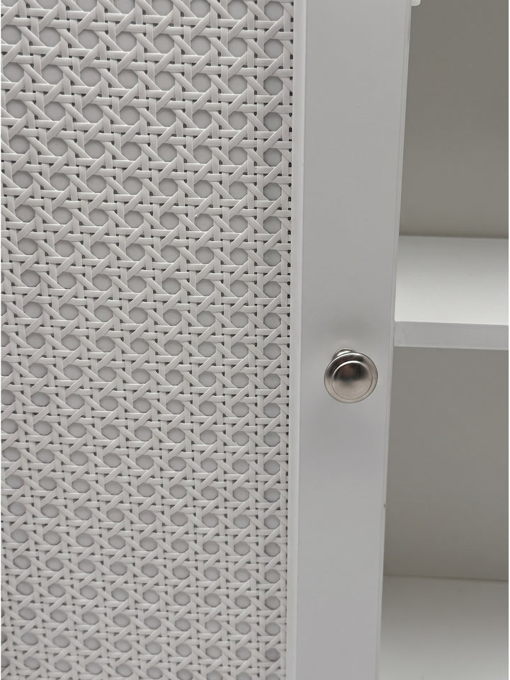 Harmonische Kombination aus kühlem Spiegelglas und wärmendem Naturrattan beim kompakten 60 cm breiten Wandschrank für moderne Waschplatzlösungen._