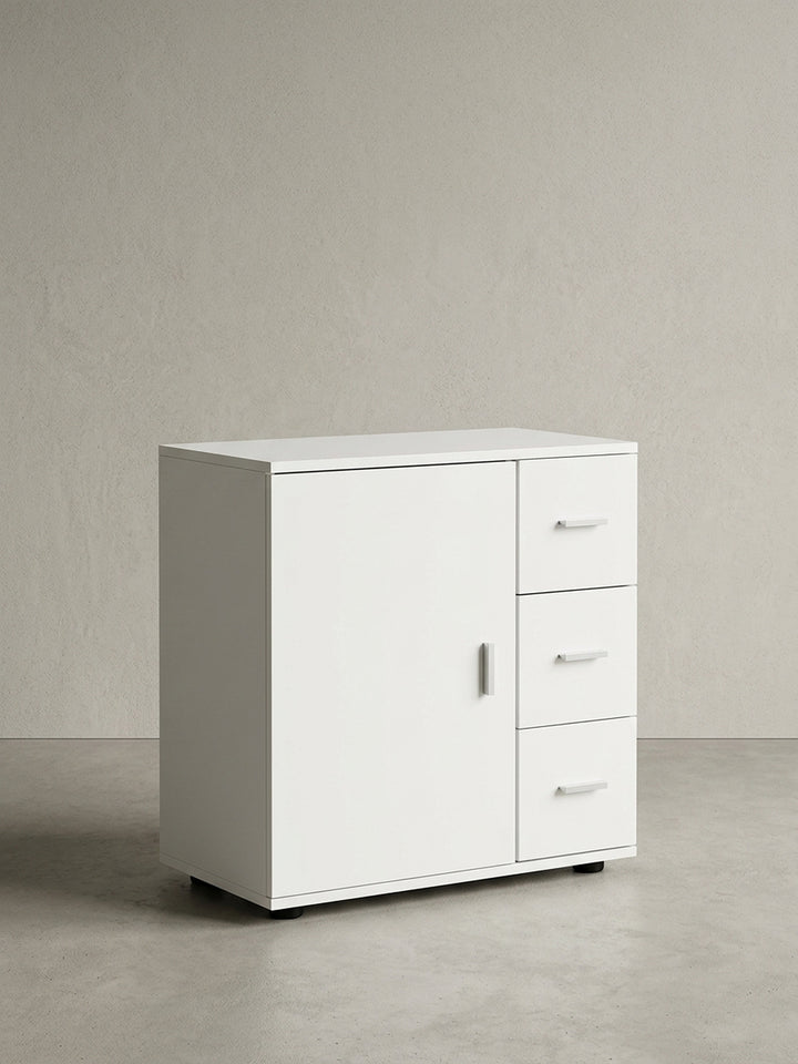 Frontansicht des schmalen, freistehenden weißen Badschranks. Das geradlinige Design mit einer geschlossenen Tür links und drei Schubladen rechts bietet perfekten Stauraum._