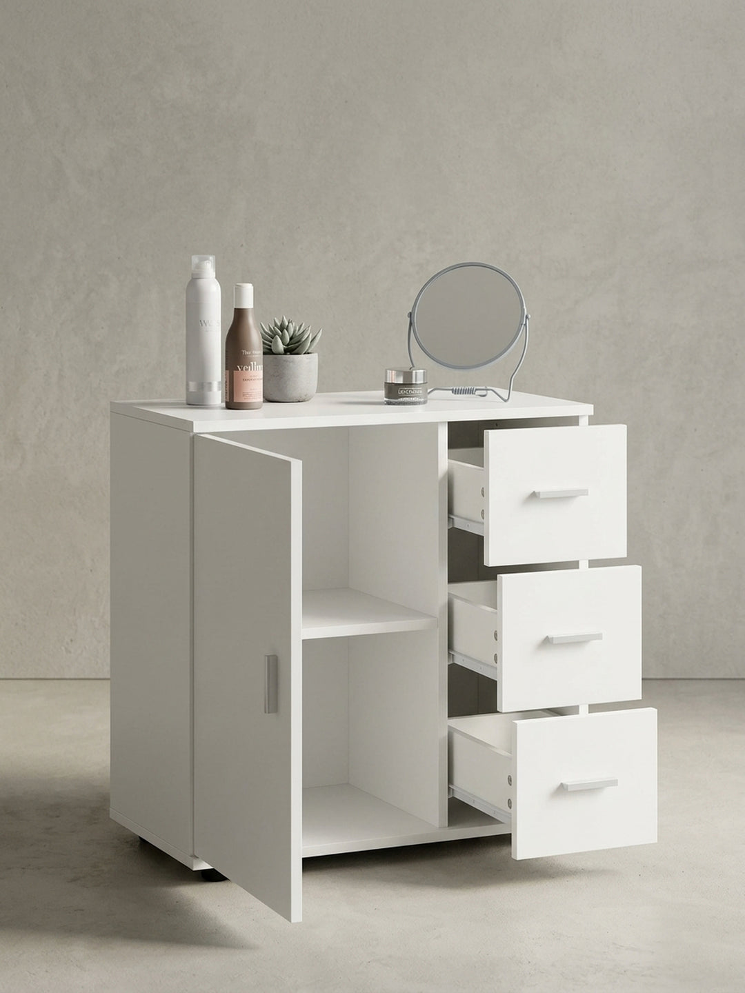 Alternative Perspektive auf den geräumigen Midi-Schrank in matt Weiß. Die dezenten schwarzen Standfüße garantieren ausreichend Bodenfreiheit für eine optimale Reinigung._