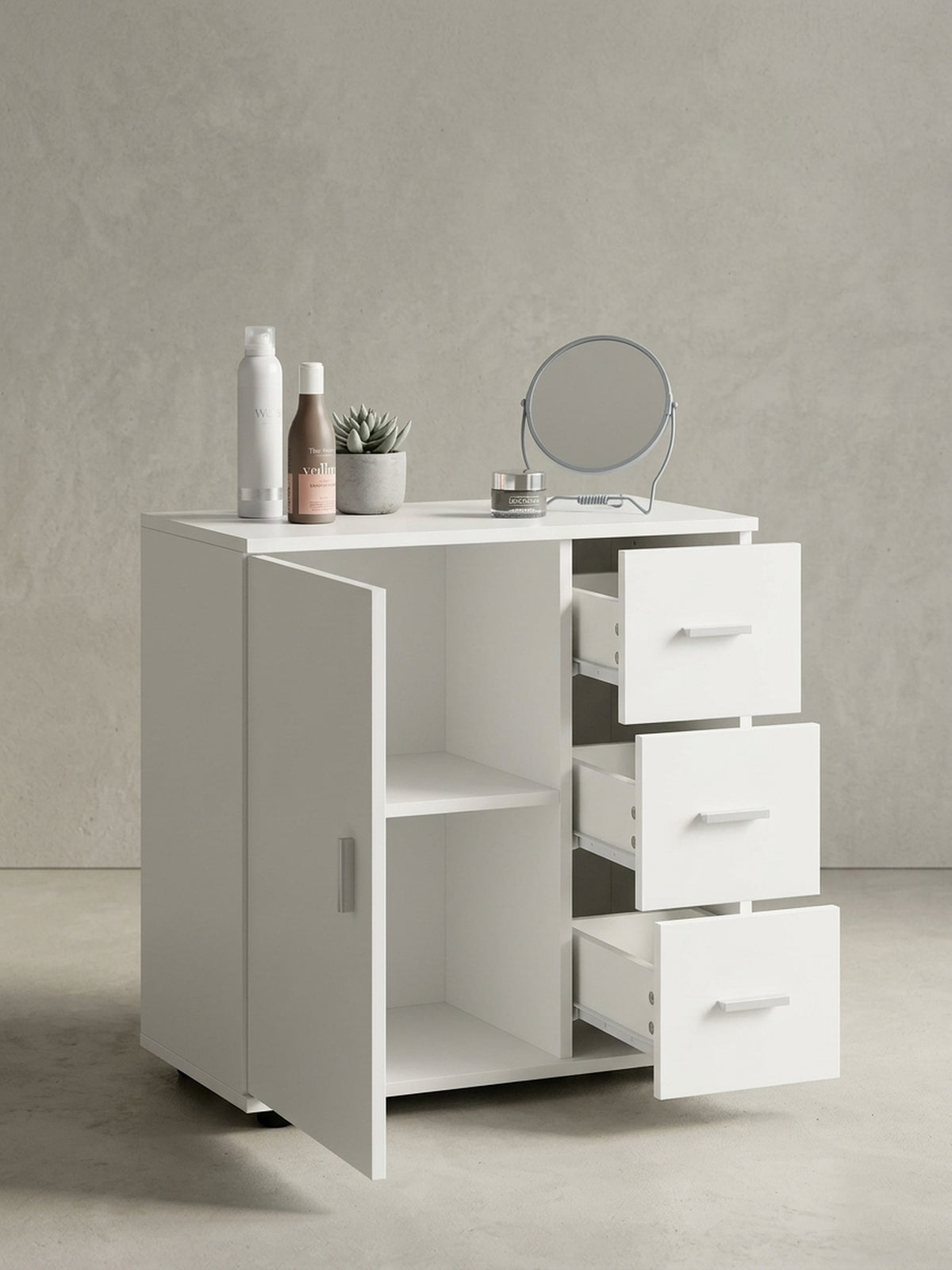 Alternative Perspektive auf den geräumigen Midi-Schrank in matt Weiß. Die dezenten schwarzen Standfüße garantieren ausreichend Bodenfreiheit für eine optimale Reinigung.