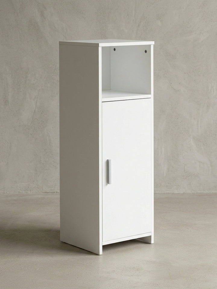 Freistehender Badschrank in purem Weiß vor neutralem Hintergrund. Die schmale Silhouette der Badezimmerkommode (B30 x T30 x H96 cm) zeigt ein offenes Fach und eine Tür._