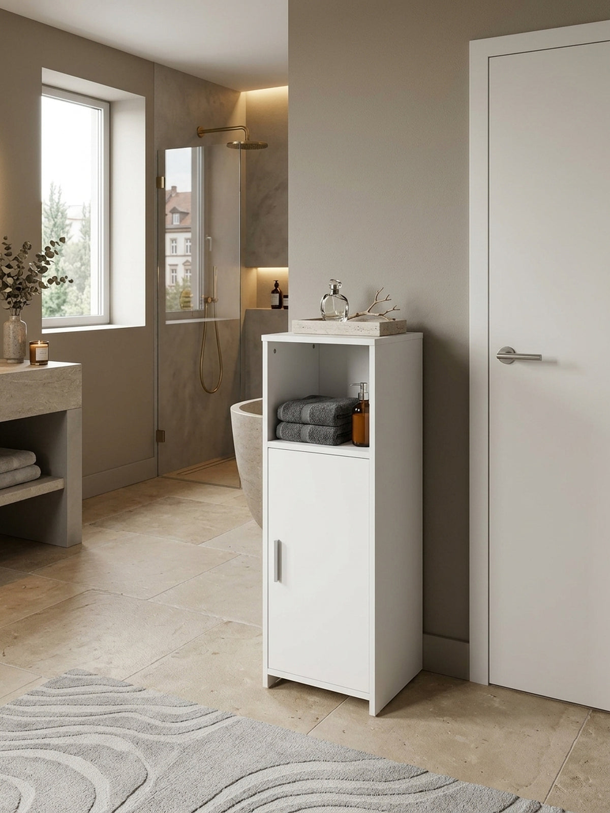 Draufsicht auf den weißen Badschrank im Spa-Badezimmer. Die kompakte Badezimmerkommode nutzt schmale Nischen optimal und harmoniert mit den sandfarbenen Kalksteinfliesen.