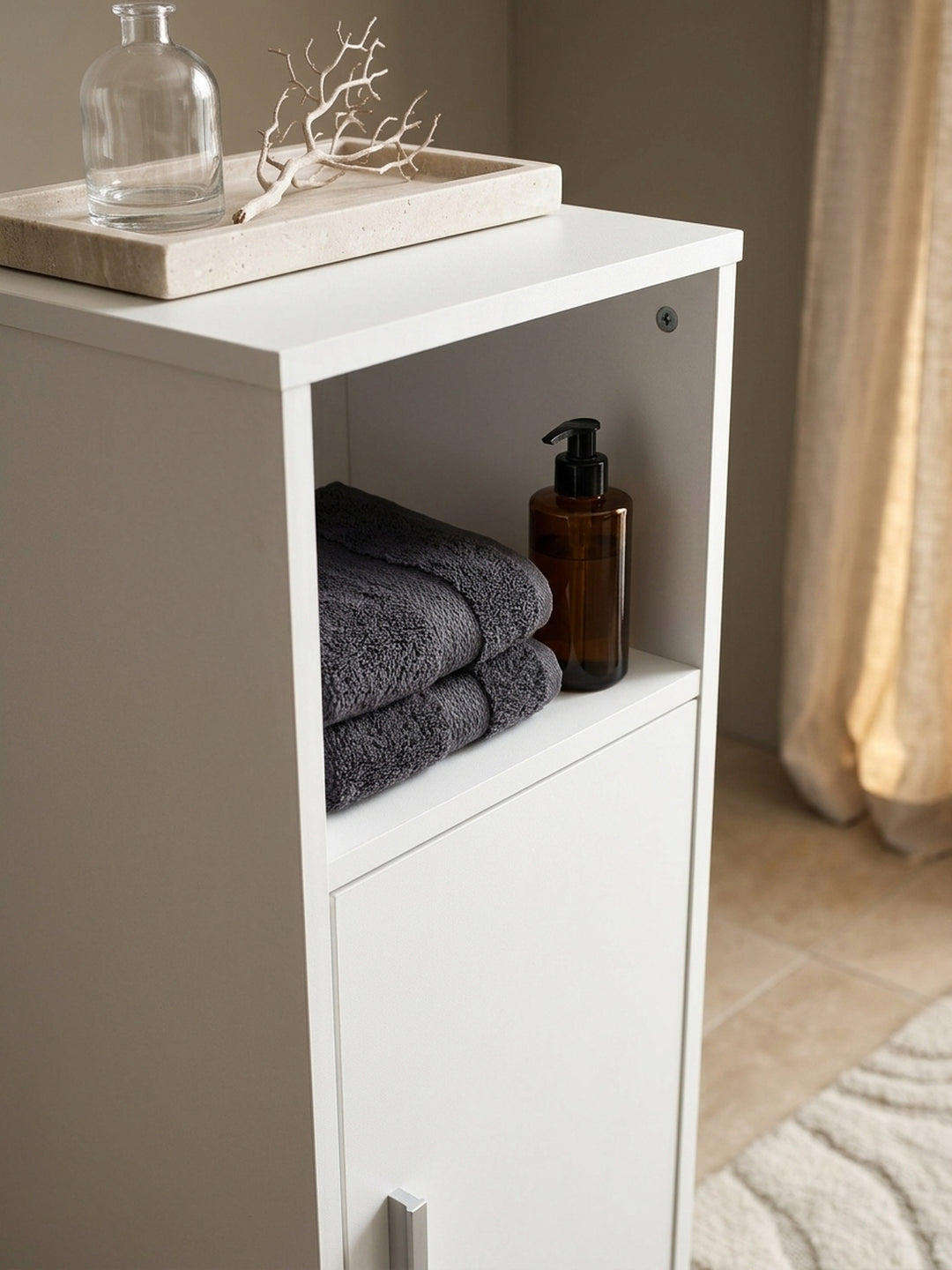 Detailaufnahme der weißen, melaminbeschichteten Oberfläche des Badregals. Die matte Holz-Struktur der Spanplatte zeigt sich pflegeleicht und wasserabweisend für Feuchträume._