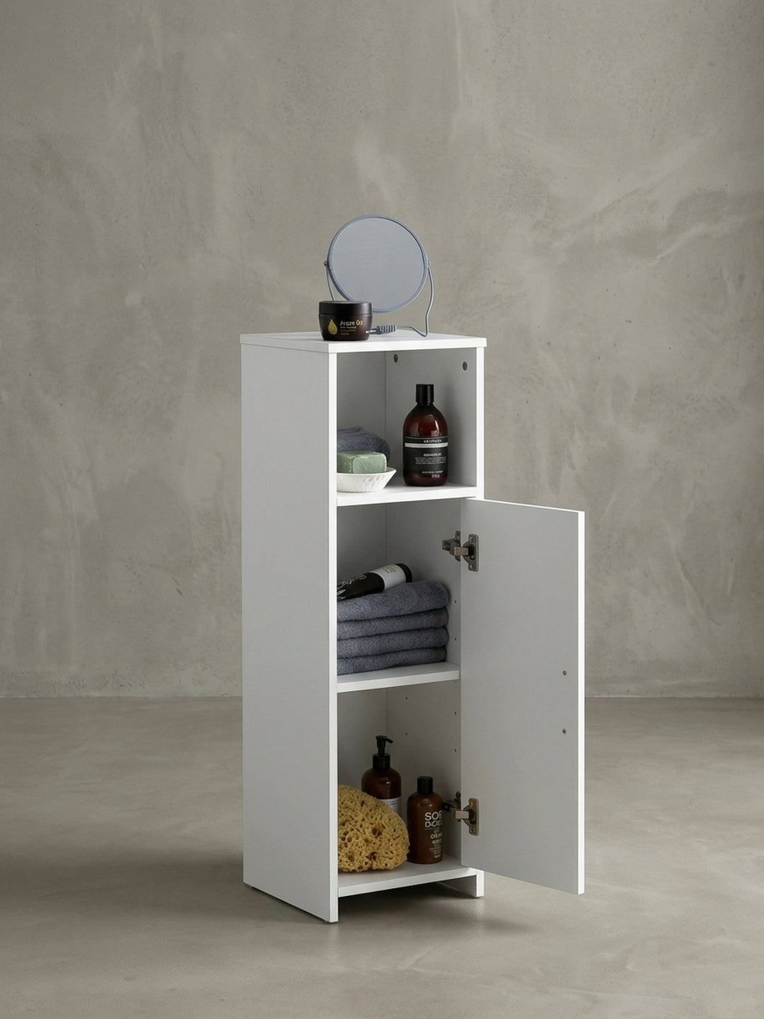 Geöffneter weißer Badezimmerschrank aus Holz. Der freistehende Beistellschrank offenbart seinen geräumigen Innenraum für Handtücher und Kosmetikartikel im modernen Bad._