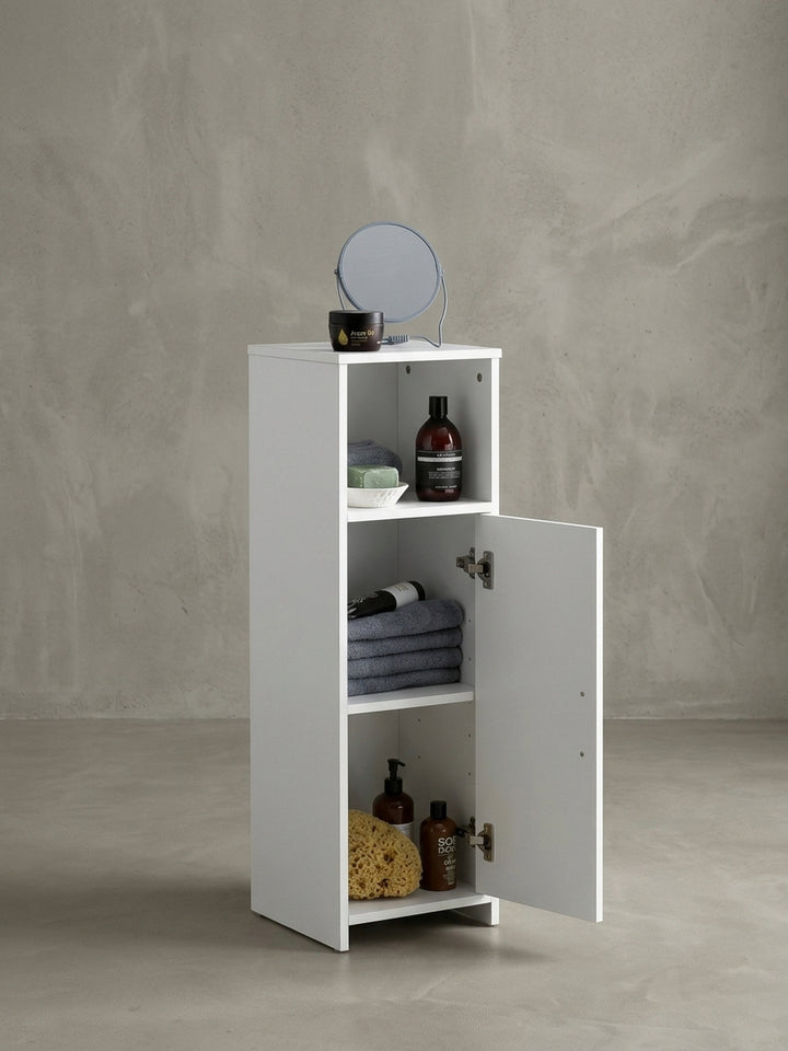 Geöffneter weißer Badezimmerschrank aus Holz. Der freistehende Beistellschrank offenbart seinen geräumigen Innenraum für Handtücher und Kosmetikartikel im modernen Bad._