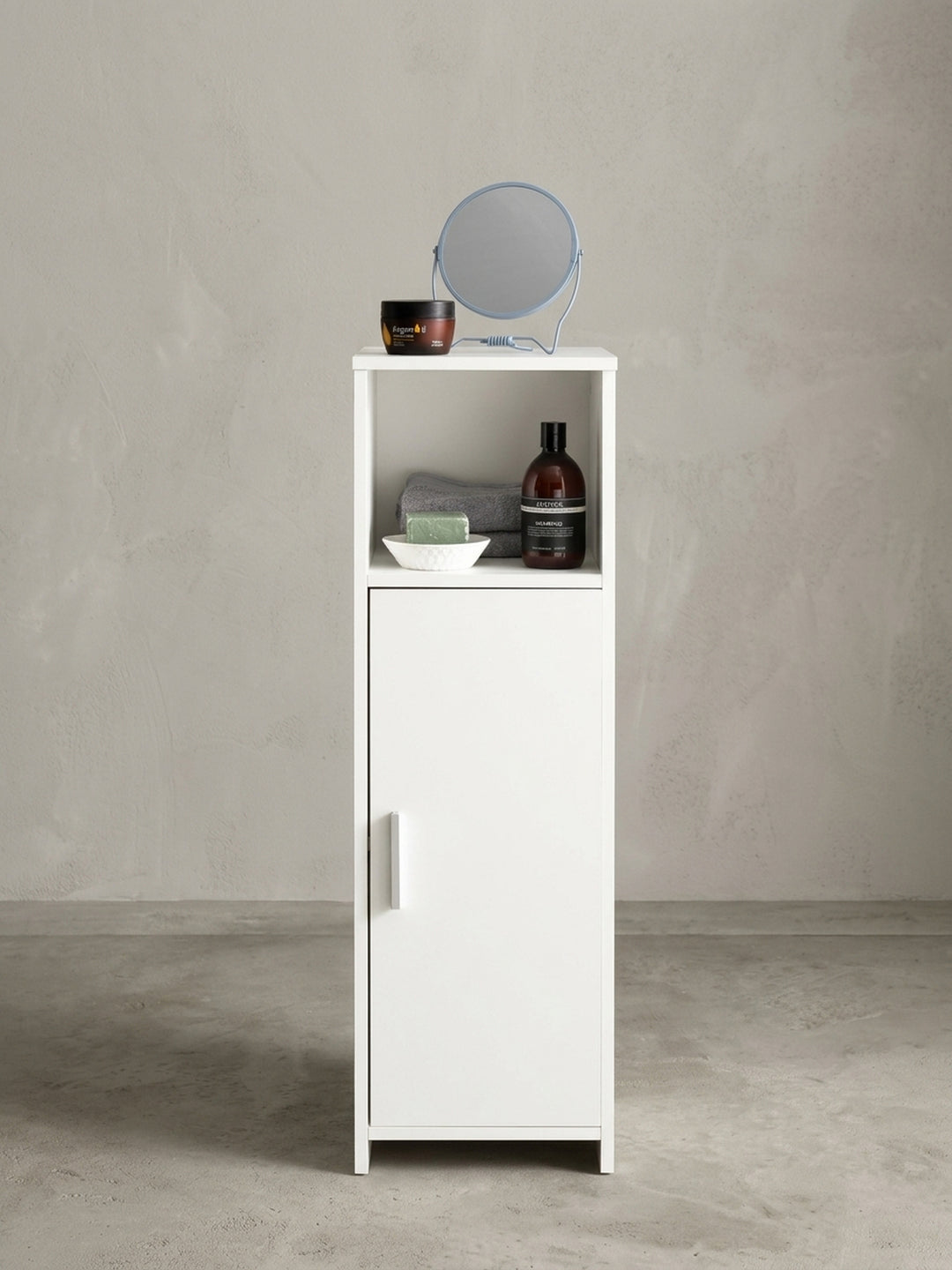 Nahaufnahme des silbernen Griffs am weißen Badschrank. Die geradlinigen Metallbeschlag-Details unterstreichen den modernen Stil der 96 cm hohen, schmalen Badezimmerkommode._