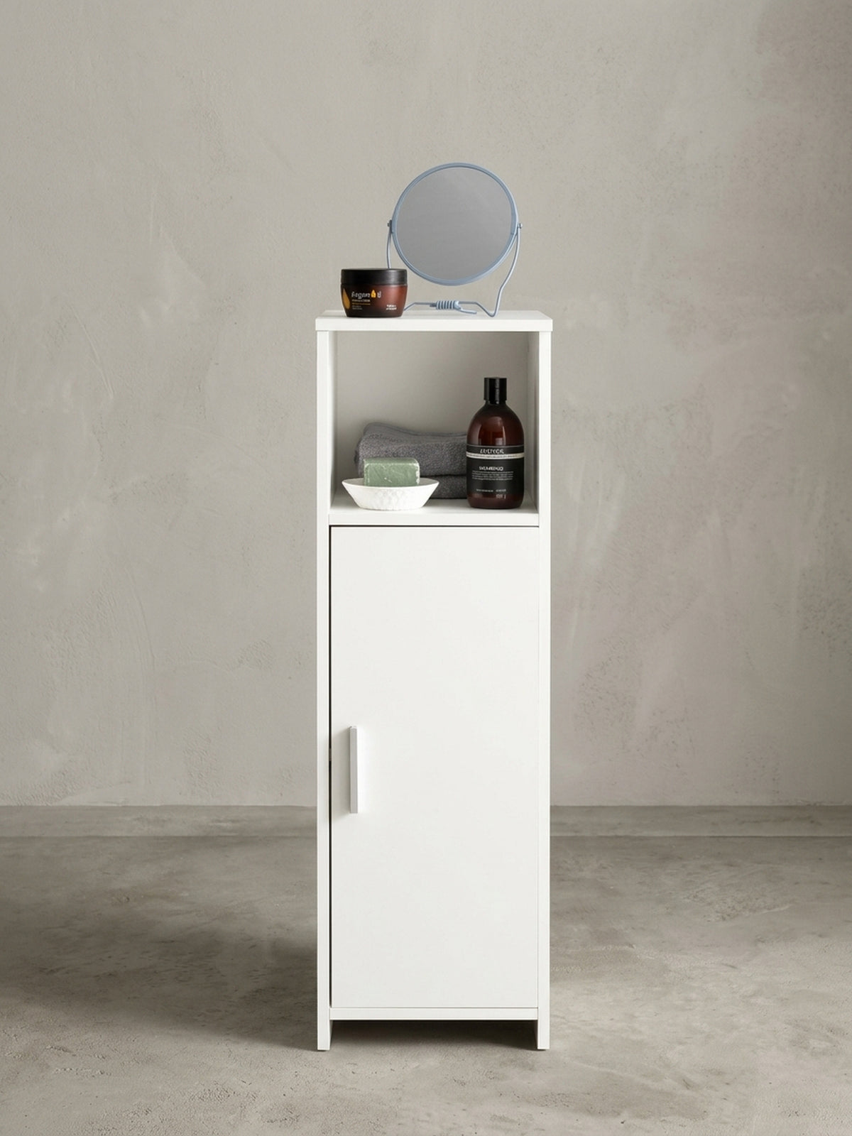 Nahaufnahme des silbernen Griffs am weißen Badschrank. Die geradlinigen Metallbeschlag-Details unterstreichen den modernen Stil der 96 cm hohen, schmalen Badezimmerkommode._