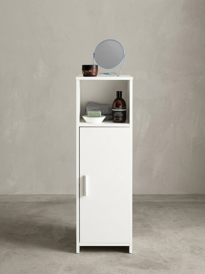 Nahaufnahme des silbernen Griffs am weißen Badschrank. Die geradlinigen Metallbeschlag-Details unterstreichen den modernen Stil der 96 cm hohen, schmalen Badezimmerkommode._