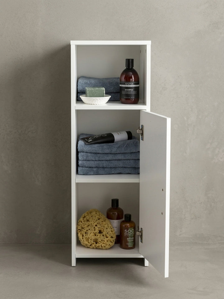 Kadima Design Badschrank in Weiß mit geöffneter Tür. Der schmale Schrank bietet viel Stauraum mit einem offenen Fach und verstellbarem Einlegeboden für Ihr Badezimmer._