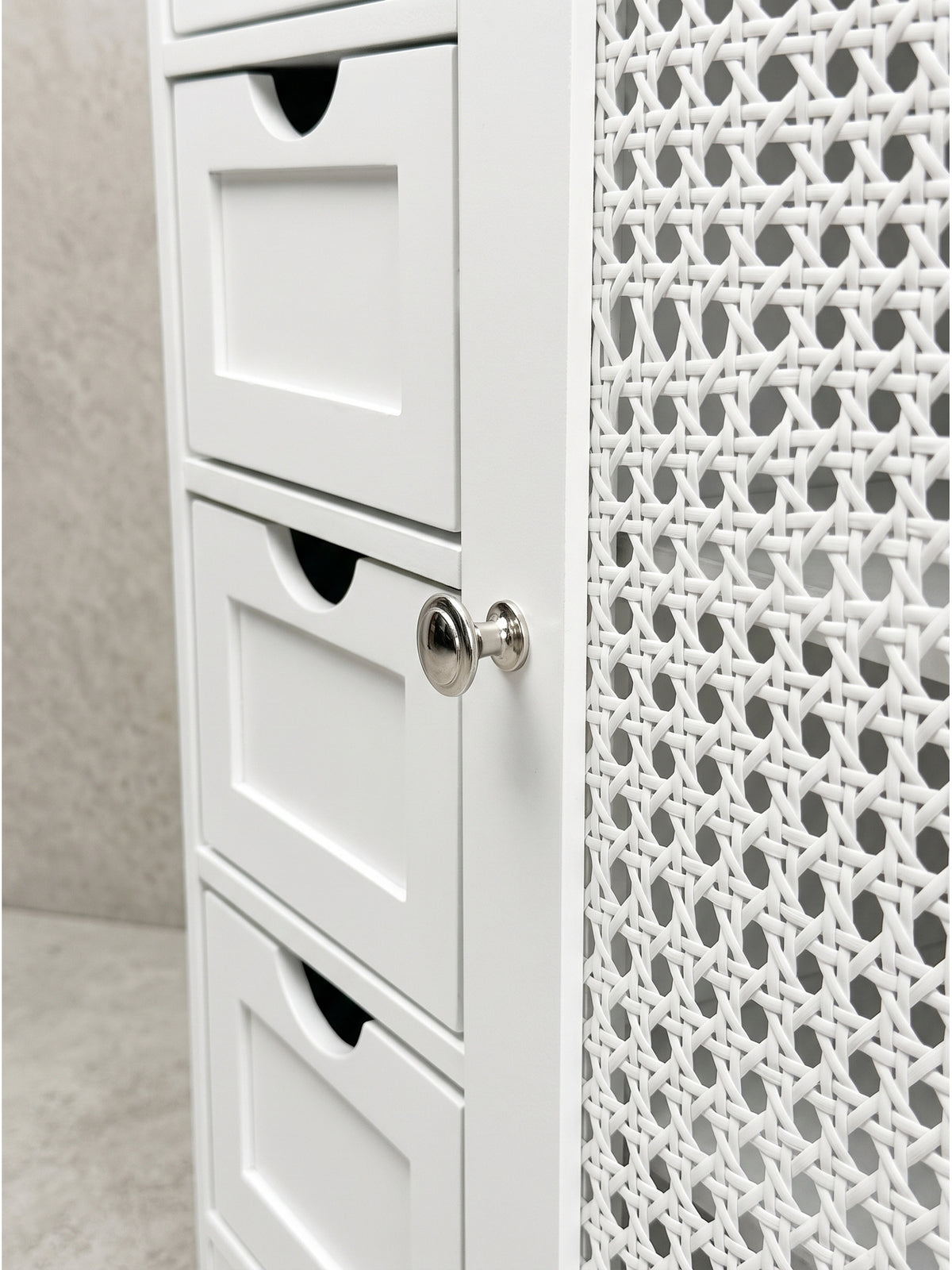 Gesamteindruck des hellen Badmöbels mit organischem Wiener Geflecht im minimalistischen, naturverbundenen Design.