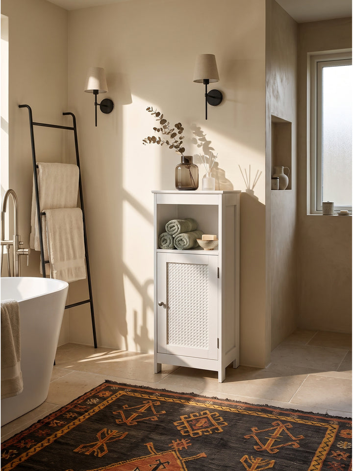 Schmaler Badschrank in Weiß mit Wiener Geflecht Tür 30x28x80 cm freistehend im hellen Badezimmer mit Tadelakt Wänden_