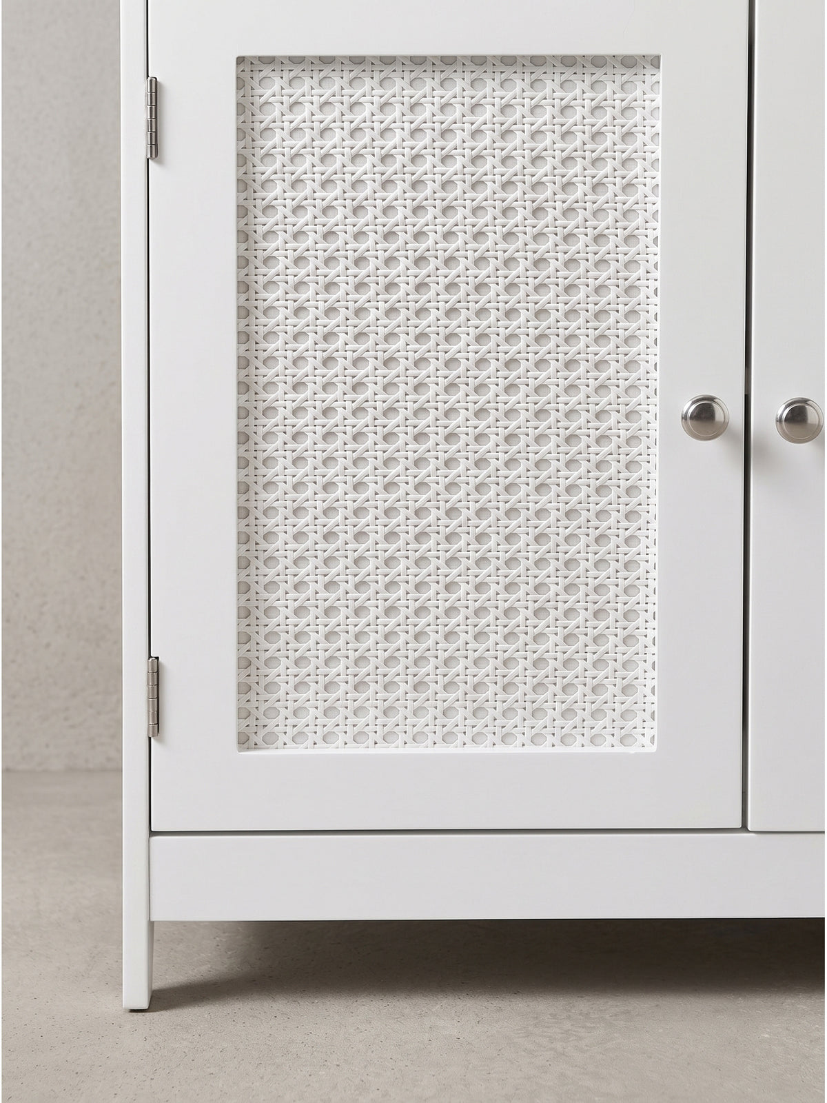 Moderner Badschrank im Boho-Stil mit geradliniger Formensprache, schneeweißem Korpus und dekorativen organischen Türfronten aus echtem Wiener Geflecht.